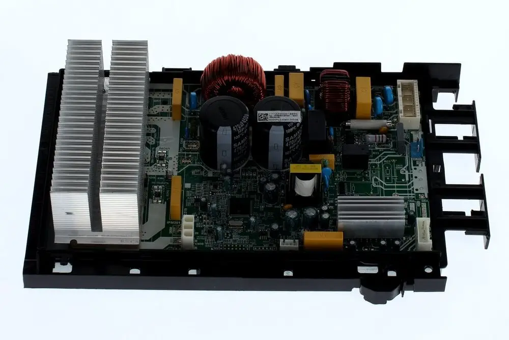 BOSCH Leiterplatte mit verschiedenen elektronischen Komponenten, Kühlkörper und farbigen Kondensatoren auf einer grünen Leiterplatine.